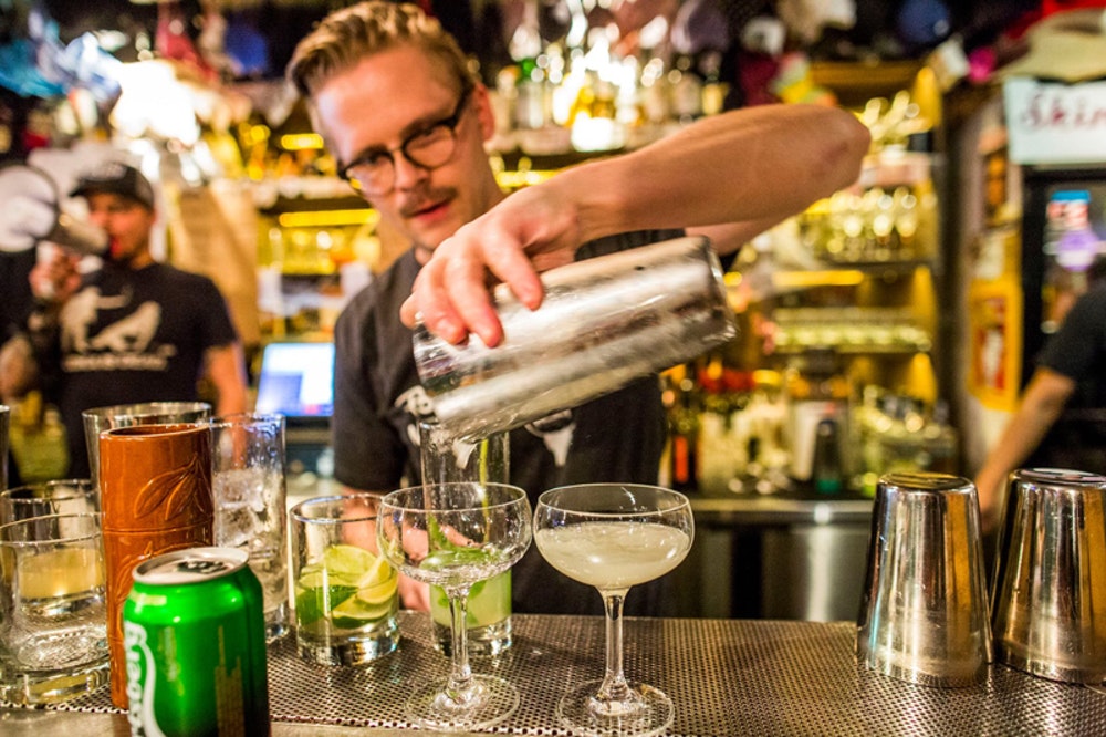 Skinnys Lounge bartender pouring drink on bar